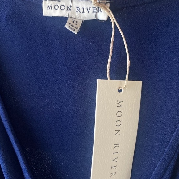 NWT - Moon River Size XS long dress, plunge v neck, with waist tie - Picture 4 of 6